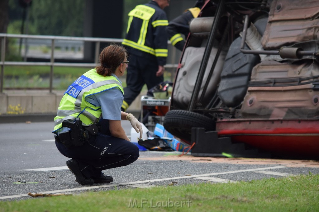 Schwerer VU Pkw Baum Koeln Deutz Messekreisel P177.JPG - Miklos Laubert